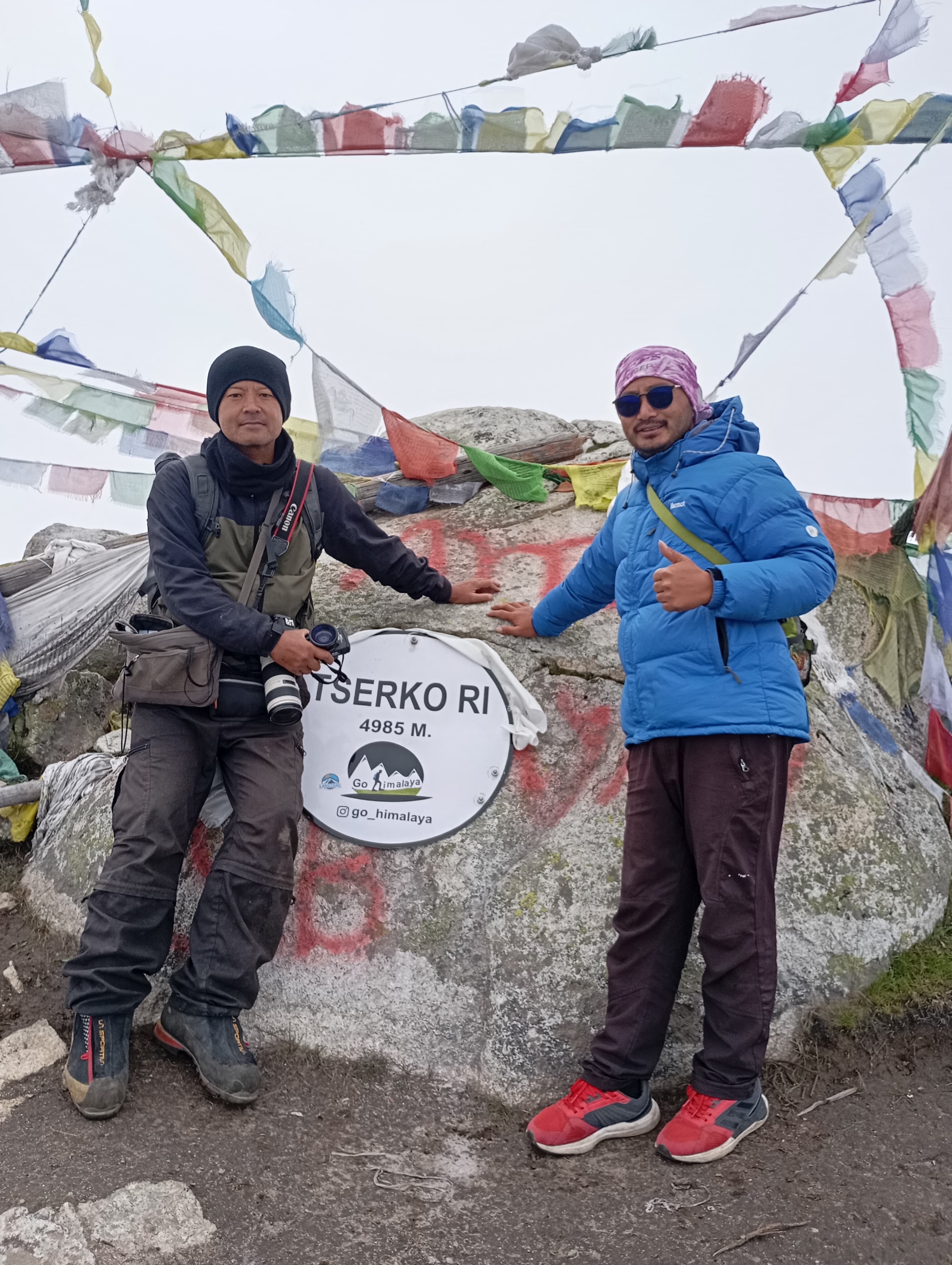 景観の良い岩場のハイカー